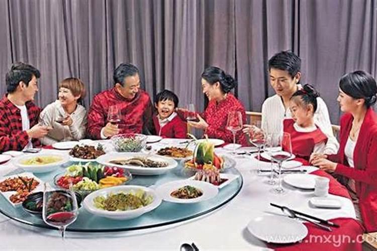 梦见和家人在一起吃饭是什么预兆？